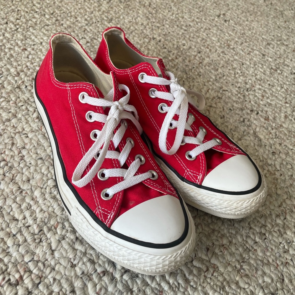Chuck Taylor All Star Converse in Red. Women’s 9, Men’s 7